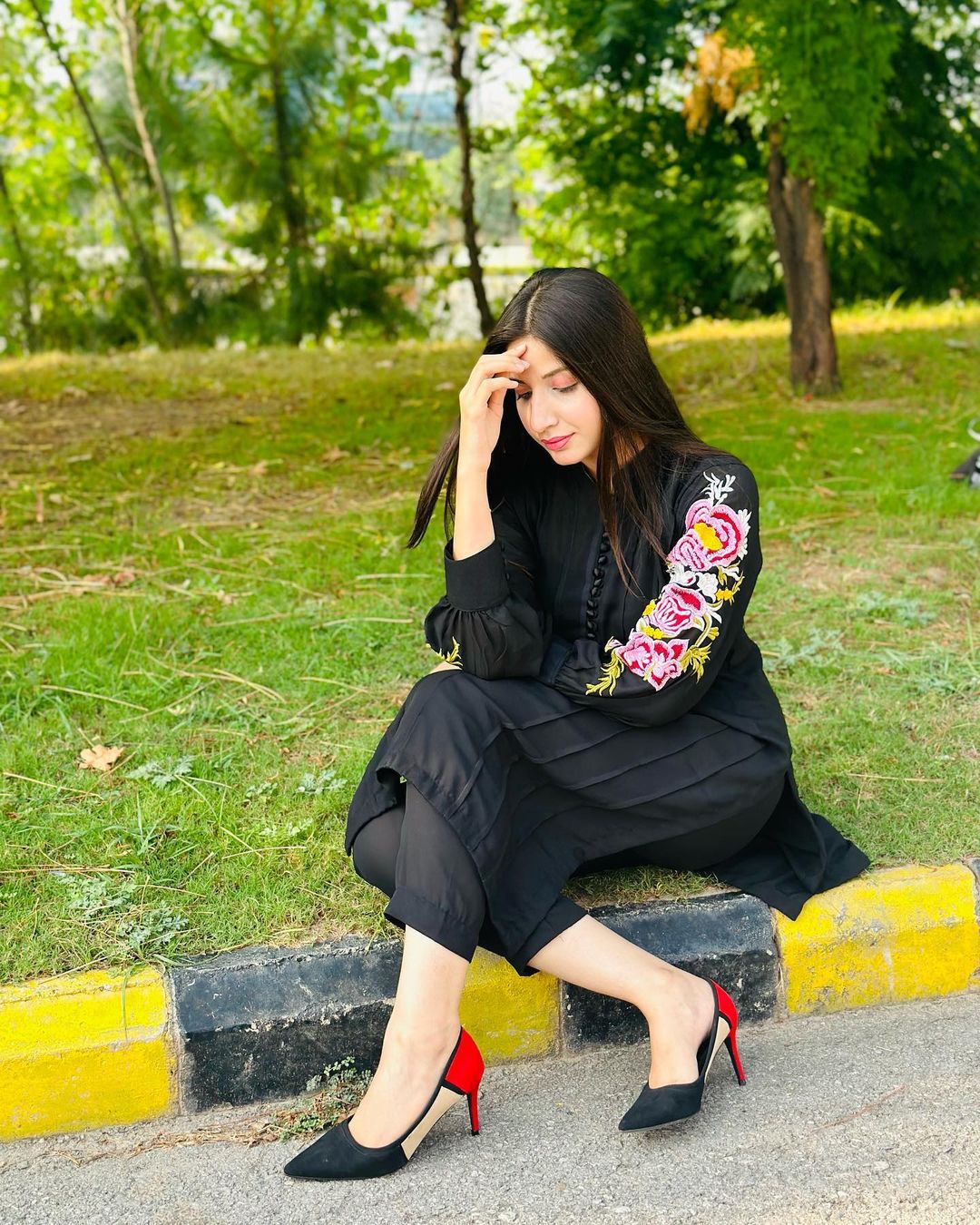 Elegant Sleeve Embroidery Two-Piece Suit