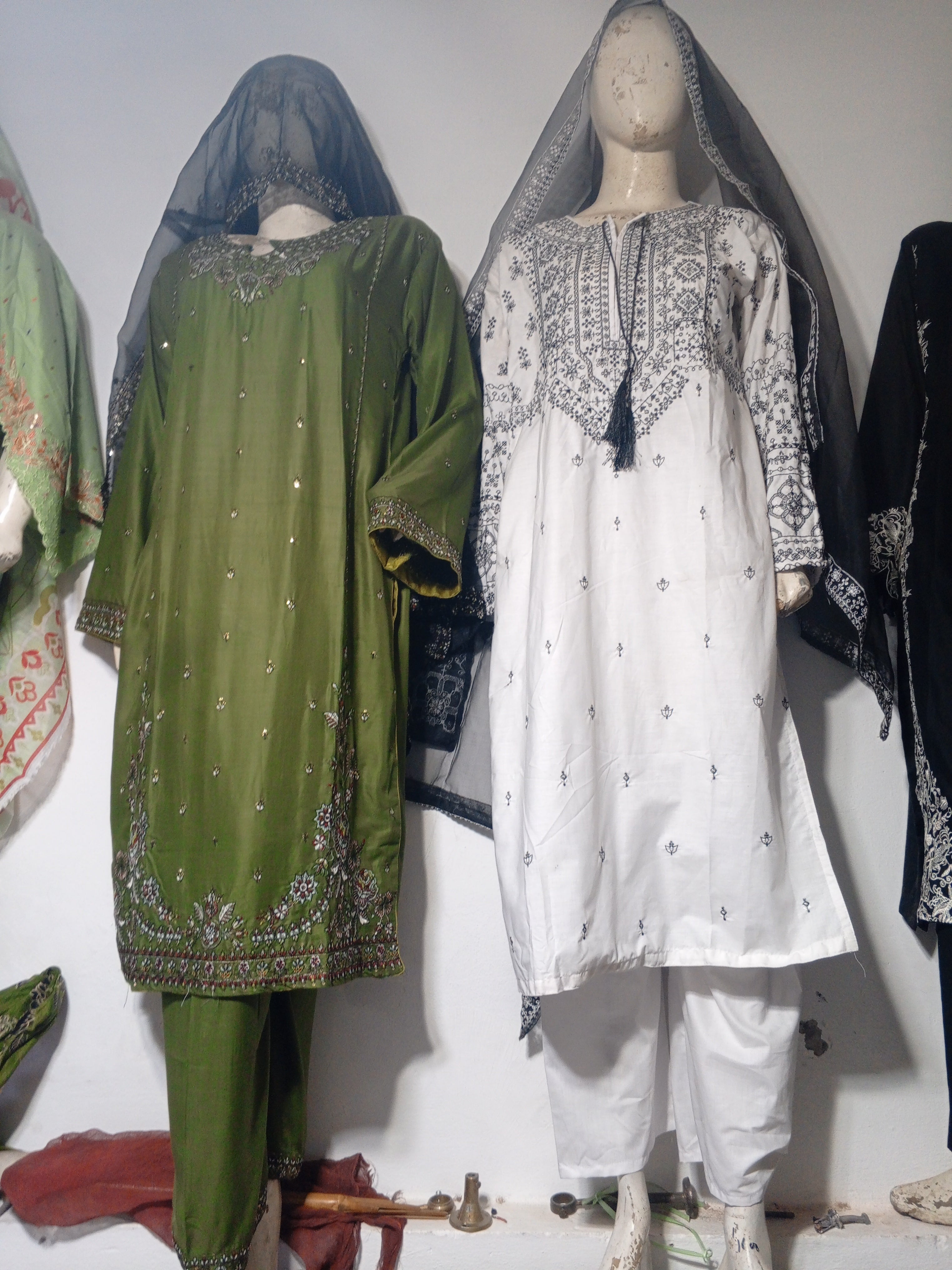 Elegant Arabi Lawn 3-Piece Suit