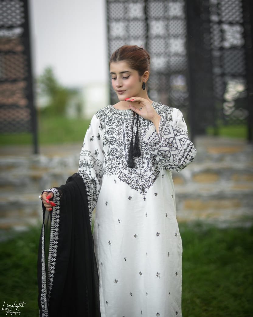 Elegant Arabi Lawn 3-Piece Suit